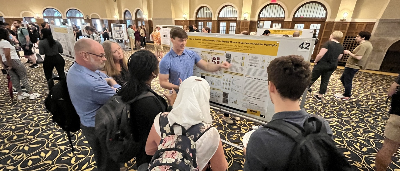 SUMR Student presenting research in IMU